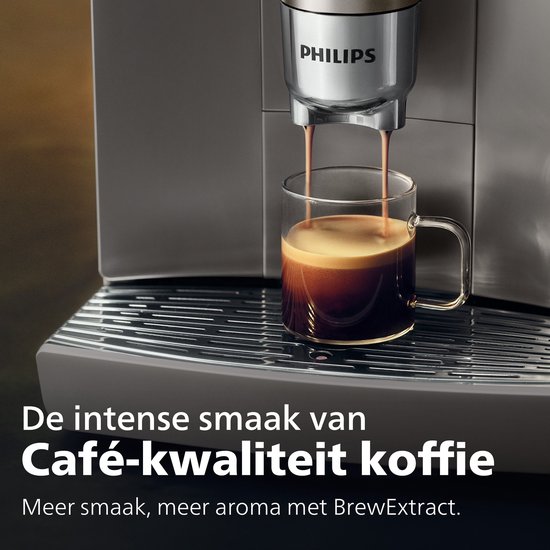 Verse koffie stroomt vanuit de Philips espressomachine in een glazen kopje voor cafe-kwaliteit resultaat.