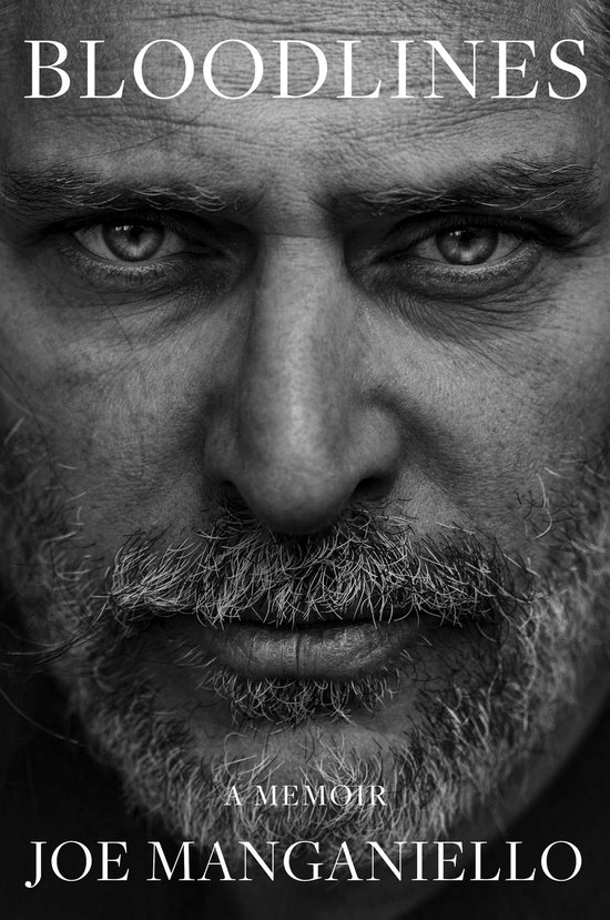 Zwart-wit portret van Joe Manganiello voor het boek Bloodlines, een memoir met intens gefocuste blik.