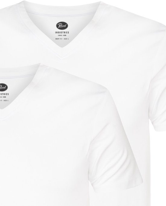 Set van twee witte Petrol Industries T-shirts met V-hals en korte mouwen, gemaakt van katoen-elastaan.