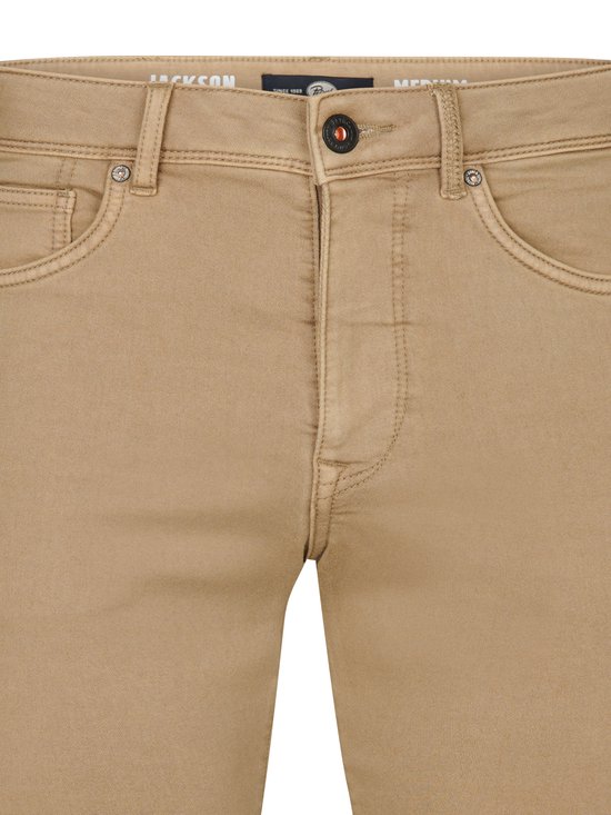 Bruine denim broek met vijf zakken, ritssluiting, klinknagels en taillebandlabel 'JACKSON' en 'MEDIUM'.