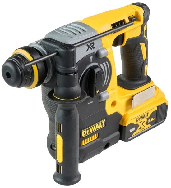 Schuin aanzicht van de DeWalt 18V XR combihamer met accu en zijhandgreep.