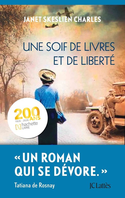 Boekomslag: een vrouw in blauw uniform kijkt naar een militaire jeep. Titel: Une soif de livres et de liberté.