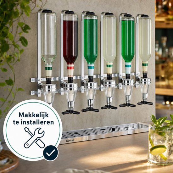 Zes flessen drank met gekleurde banden, elk met een chroomkleurige dispenser, gemonteerd op een muurbevestiging.
