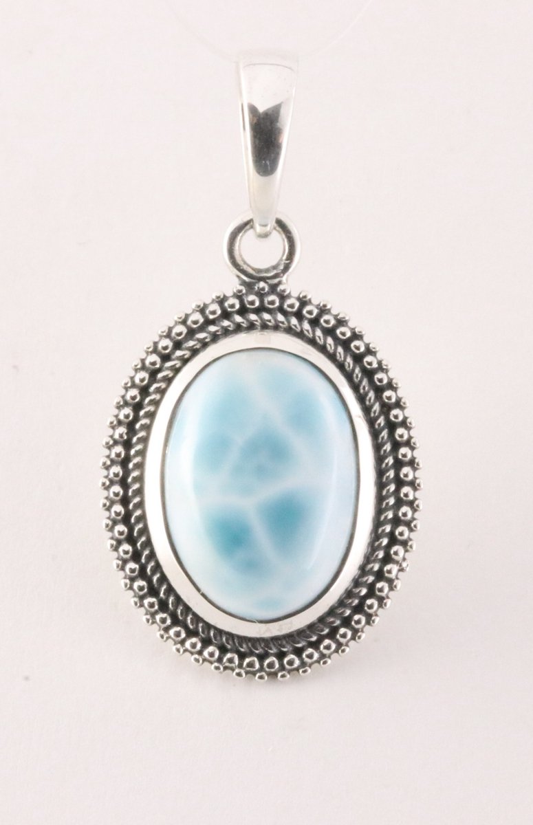 Bewerkte zilveren hanger met larimar