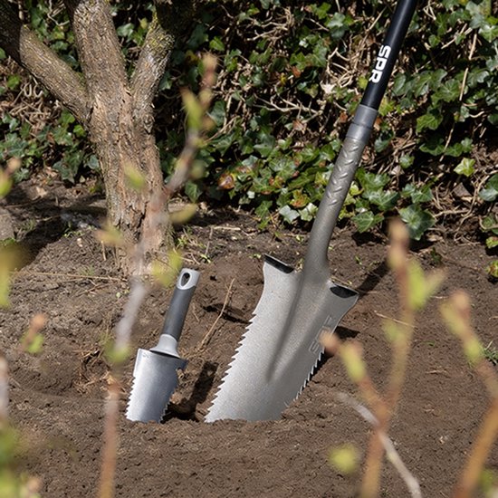 SPR spade met gekartelde rand in de grond, met een kleinere gekartelde spade ernaast.