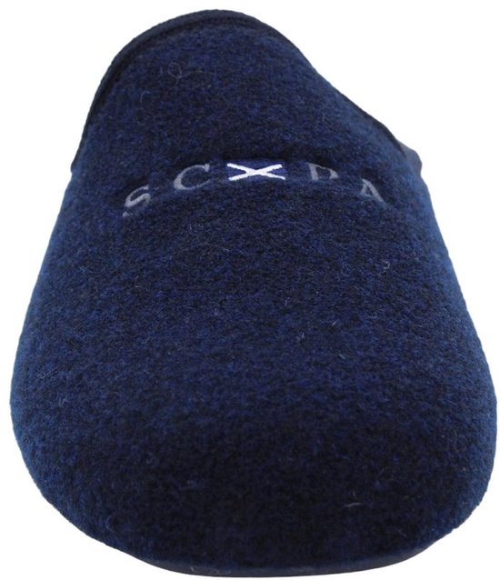 Een marineblauwe pantoffel met 'SCXP' geborduurd in het wit op de voorkant.