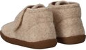 Achterkant beige vilten sloffen met bruine zolen.