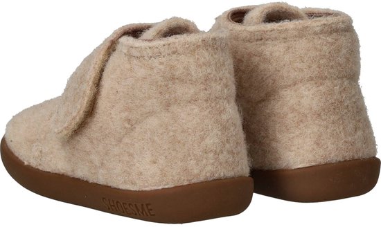 Achterkant beige vilten sloffen met bruine zolen.