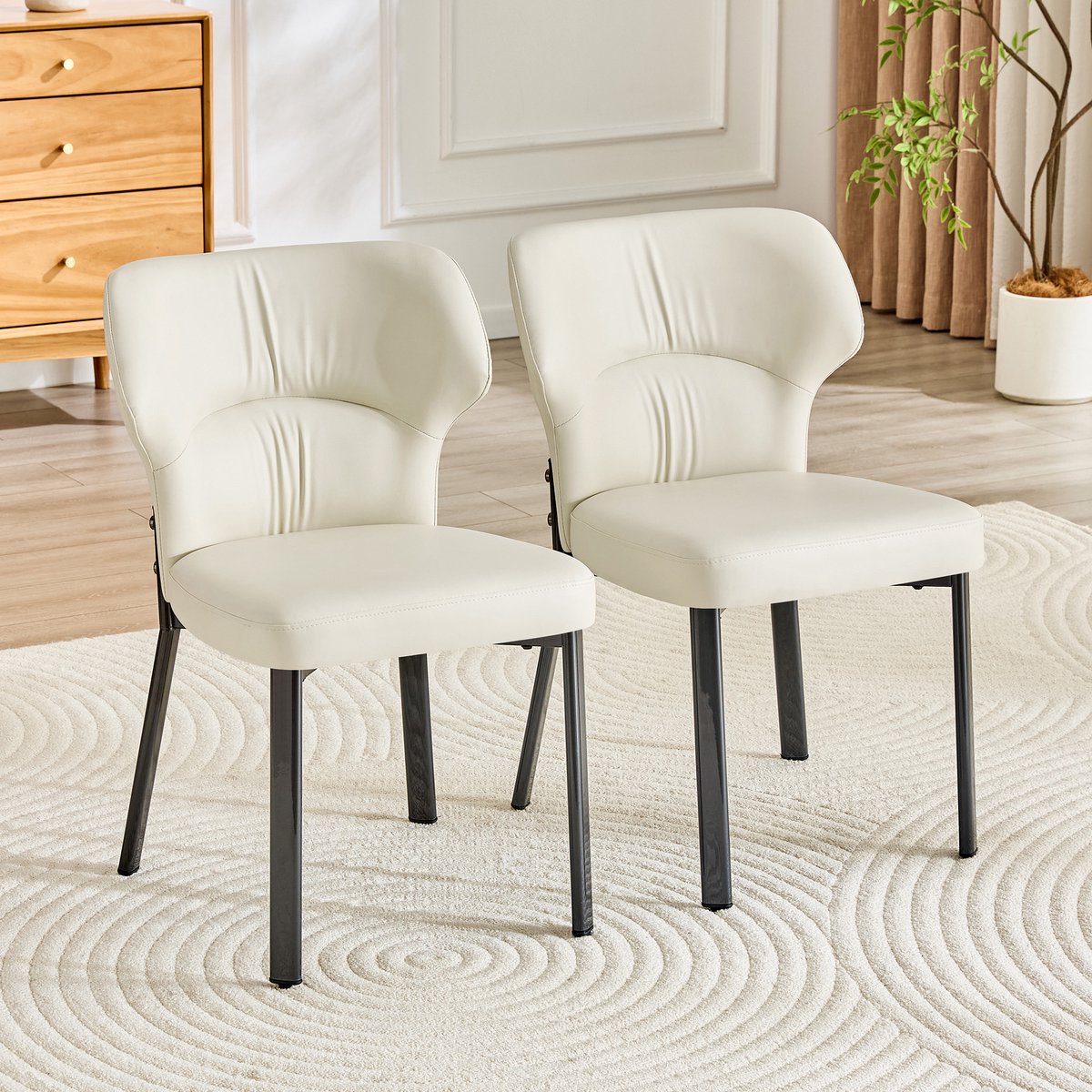 REDOM - Eetkamerstoel set van 2 - PU-leer bekleding - Gevoerde zitting en rugleuning - Zwarte metalen vierpoot - Modern - Keuken, eetkamer of woonkamer - Beige - 81 x 52 cm