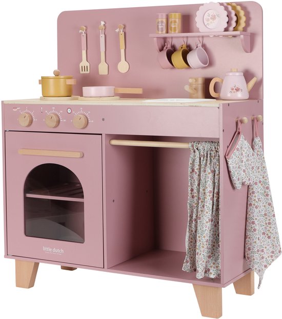 Roze speelgoedkeuken met bloemenpatroon handdoekjes, bloemenpatroon gordijn, houten details.