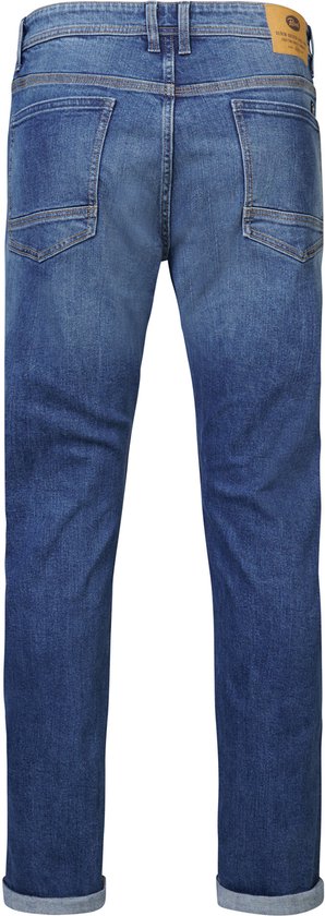 Donkerblauwe heren jeans met een vintage wassing. De achterkant heeft twee steekzakken en een label.