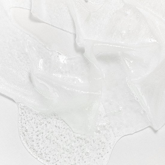 Een vochtig, transparant masker met zichtbare belletjes op een witte achtergrond.