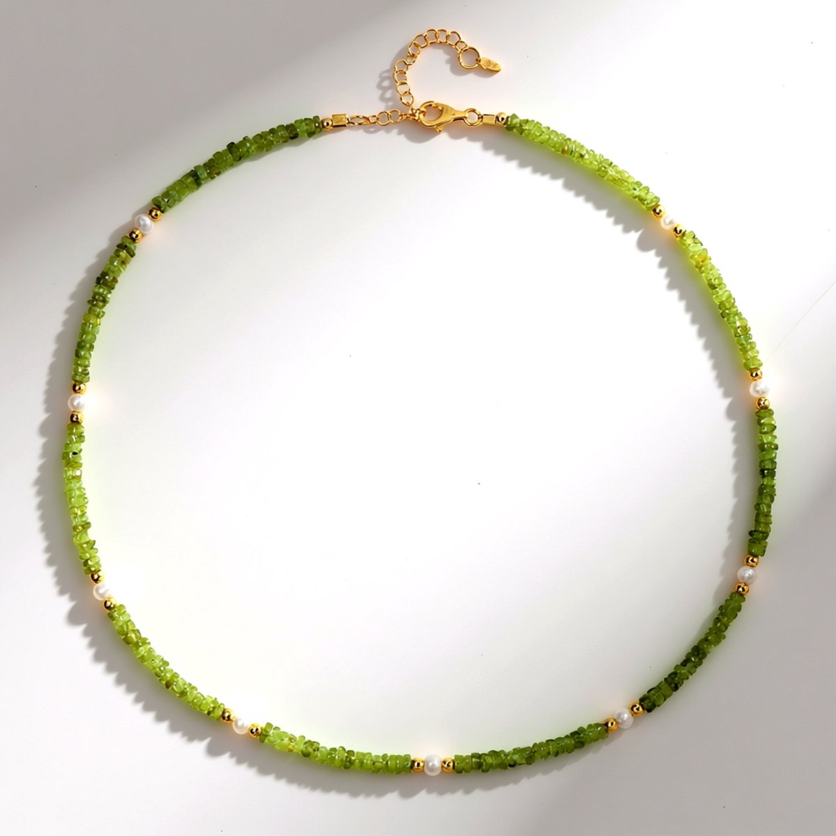 Cavill - Zilveren Halsketting - 925 Sterling Zilver Verguld - 56,9ct Peridoot & Zoetwaterparels - Verstelbaar - Elegante Groene Edelsteen Ketting