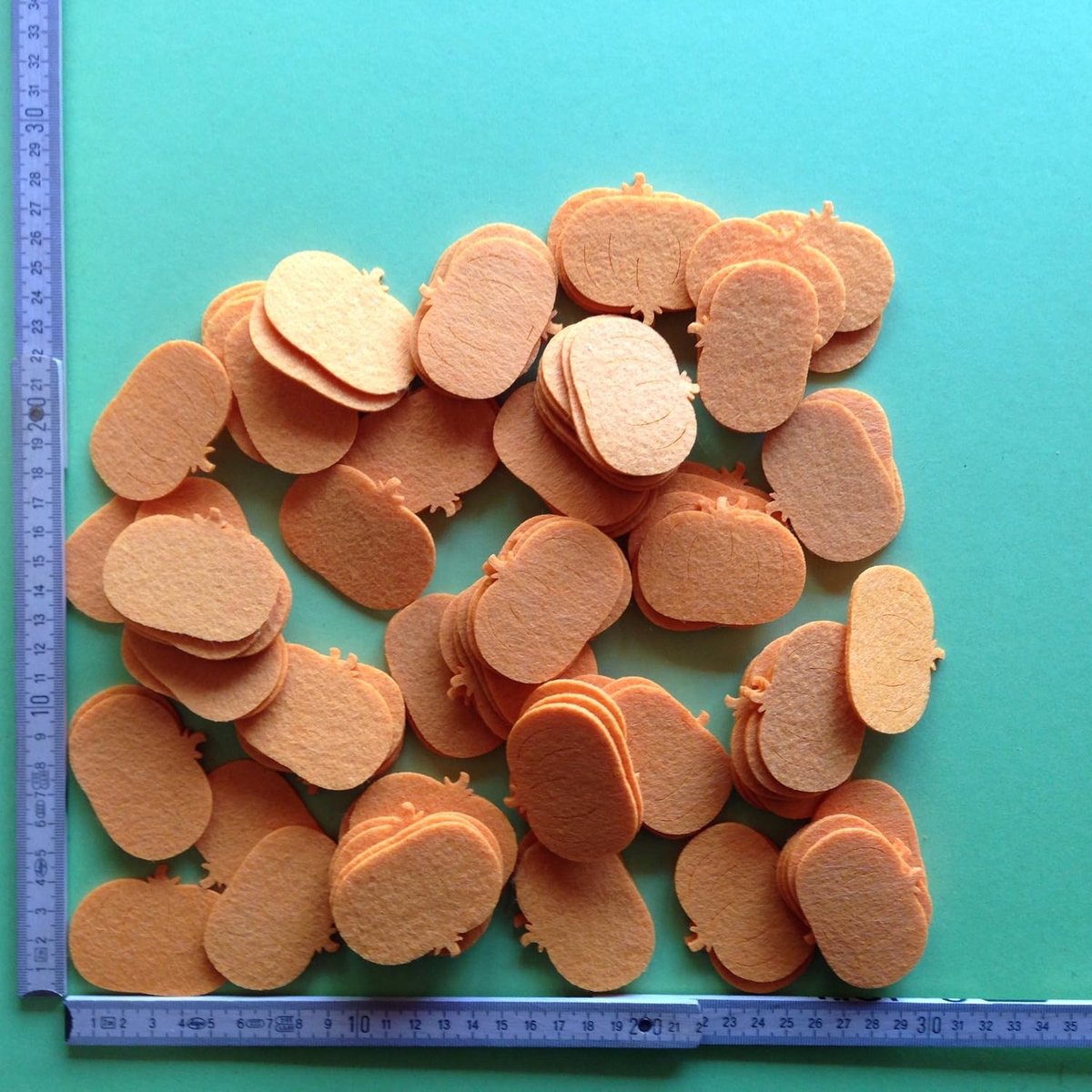 Knutsel-News strooidecoratie 100 x pompoen 40 mm, vilt/dottergeel, oranje, 4 cm