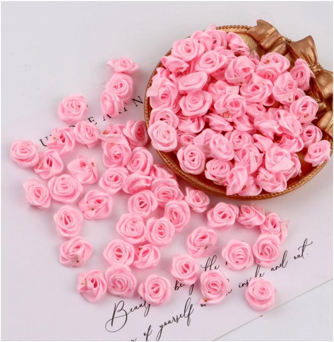 300 stuks Simulatie Rozenkop 1,5 cm Mini Stoffen Bloem Applicaties Kunstmatige Rozenkoppen Papieren Bloemen Voor Ambachten Polyester Bloemen Voor DIY Hoofddeksels Kleding Accessoires Helder