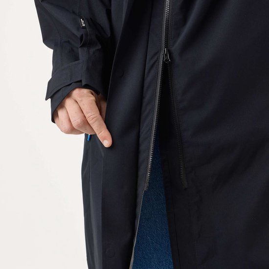 Fermeture d'une veste noire pour femme avec fermeture éclair.
