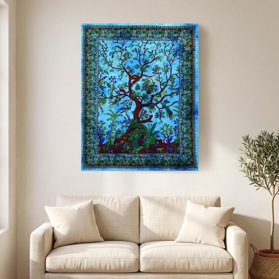 Turquoise wandkleed met levensboom boven een bank en plantenpot.