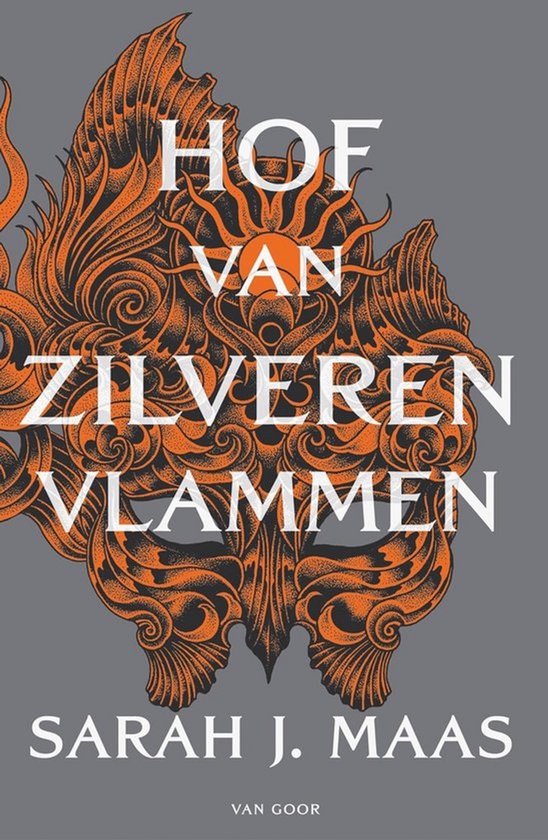 Boekomslag van 'Hof van zilveren vlammen' van Sarah J. Maas, met oranje decoratieve lijnen en de titel in witte letters.