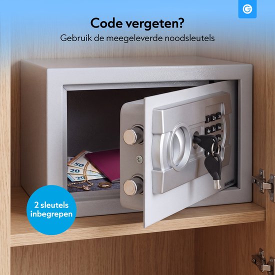 Grijze kluis met digitaal codeslot, open, met 2 sleutels erin. Eurobiljetten en sieraden zichtbaar in de kluis.