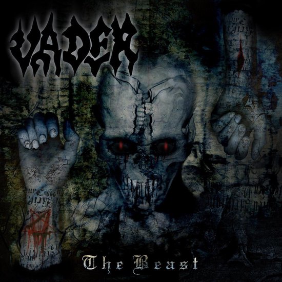 Vader - The Beast albumcover met een monsterlijk gezicht, rode ogen en bloederige teksten.