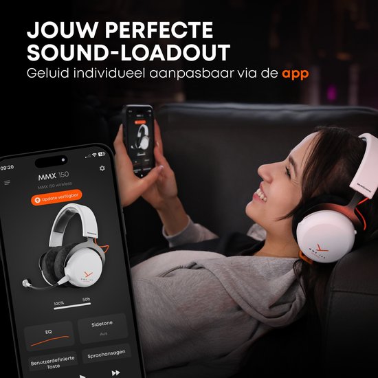 Vrouw met een witte Beyerdynamic MMX 150 headset op, kijkend naar een smartphone waarop de Beyerdynamic app is geopend.