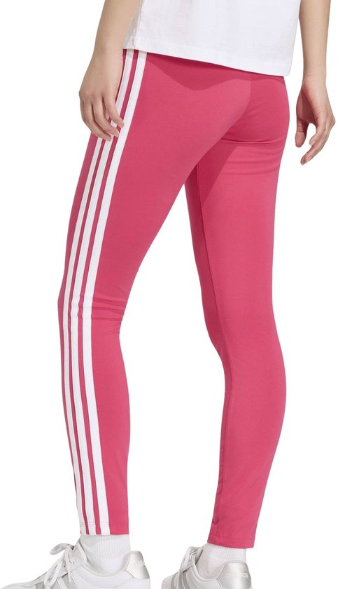 Aanzicht van de achterzijde van een roze adidas legging met witte zijstrepen.