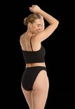Model draagt een zwart hemdje en bijpassende zwarte slip, gezien vanaf de rug met opgeheven armen.