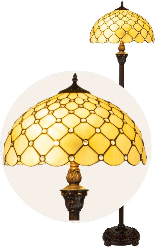 Staande Tiffany lamp en een uitvergroot detail van de kap met het crème-amberkleurige ruitpatroon.