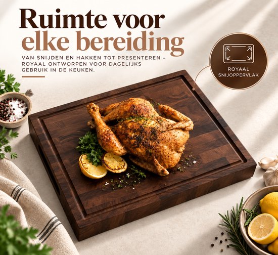 Geroosterde hele kip op een grote, donkerbruine walnoothouten snijplank.