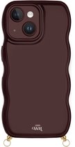 xoxo Wildhearts Glossy Wavy Cord Case Burgundy telefoonhoesje - Geschikt voor iPhone 14 - Golvend hoesje geschikt voor telefoonkoord - Glimmende silicone case met golven - Vlekbestendig hoesje met haakjes - Burgundy / Bordeaux Rood
