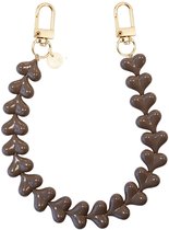 xoxo Wildhearts telefoonkoord - Funky Hearts Charm Cord (Dark Brown) - Geschikt voor iPhone - Geschikt voor Samsung - Universeel Phone Cord - Telefoonketting - Bedeltje voor telefoon - Telefoonhanger - Ketting met hartjes - Donkerbruin / Bruin