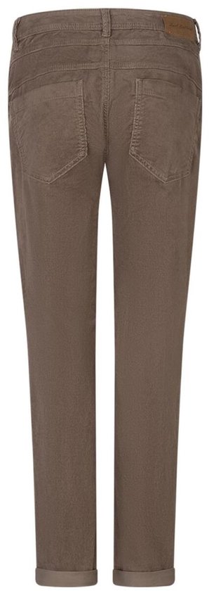 Achteraanzicht van een bruine Red Button corduroy broek met twee zakken en omgeslagen broekspijpen.