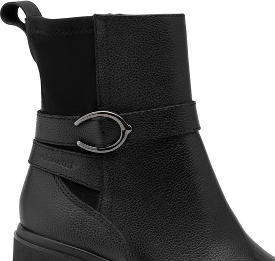 Detail van zwarte Tamaris enkellaars met gesp met C-vormige sluiting en cut-out.