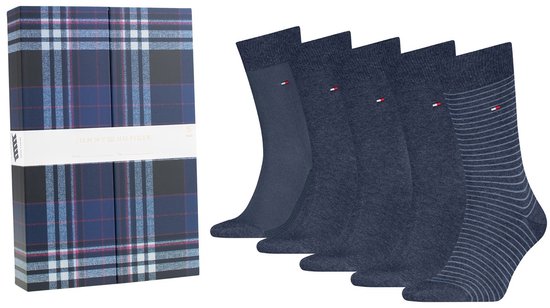 Giftbox met Tommy Hilfiger logo en ruitpatroon, met ernaast vijf donkerblauwe Tommy Hilfiger sokken: één effen donkerblauw, drie effen middelsblauw met logo, één gestreept middelsblauw.