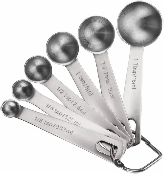 Set van zes roestvrijstalen maatlepels met aanduidingen zoals 1/8 tsp, 1/4 tsp, 1/2 tsp, 1 tsp, 1/2 Tbsp en 1 Tbsp.