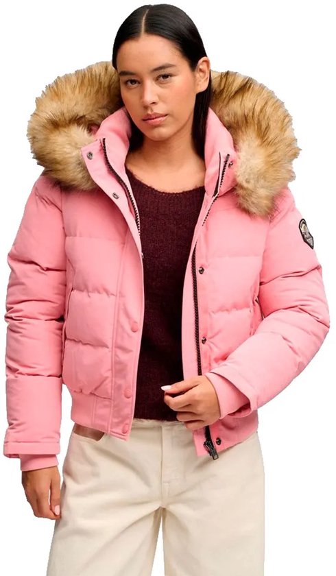 Model draagt een roze Superdry gewatteerde bomberjas met capuchon en imitatiebontkraag.