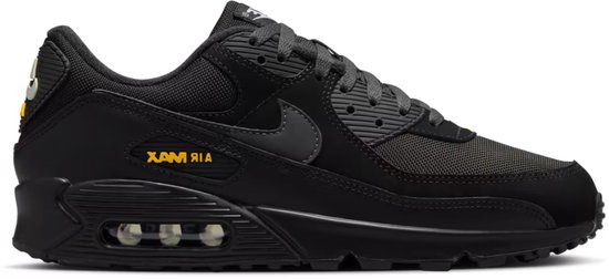 Zwarte Nike Air Max 90 sneaker met gele 'Air Max' details op de zijkant en hiel.