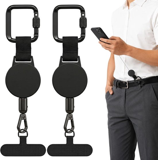 Man in wit shirt met smartphone, toont intrekbaar koord met karabijnhaak aan riem.