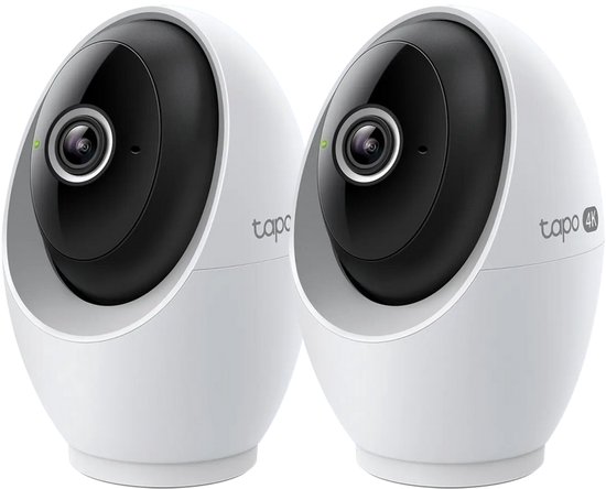Twee witte Tapo 4K-beveiligingscamera's met een zwarte, ronde lensbehuizing op een zwarte achtergrond.