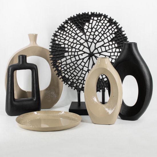 Set van zwarte en beige decoratieve vazen en een zwart sculptuur met een geometrisch rasterontwerp.
