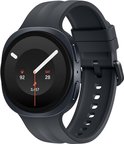 Zwarte Samsung smartwatch met ronde behuizing, siliconen bandje en wijzerplaat met datum, hartslag en stappenteller.
