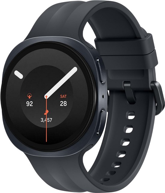 Zwarte Samsung smartwatch met ronde behuizing, siliconen bandje en wijzerplaat met datum, hartslag en stappenteller.