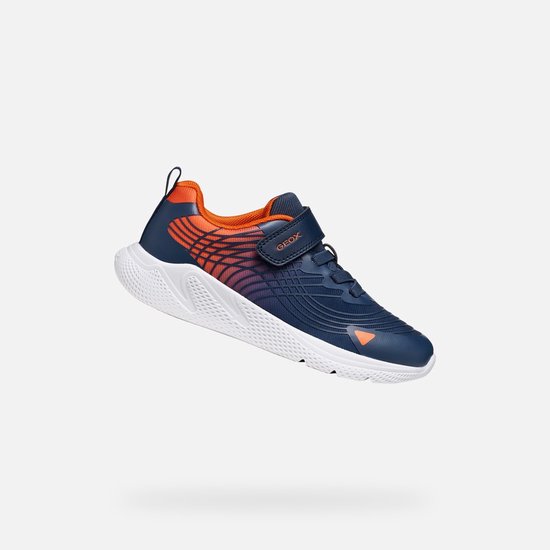 Zijprofiel van een marineblauwe Geox sneaker met oranje kleurverloop, klittenband en witte zool.