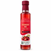 Geïsoleerde fles Ravenza Strawberry Mix 250ml met rood etiket en afbeelding van gemengd rood fruit.
