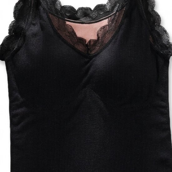 Gros plan sur le détail en dentelle noire du col en V du débardeur thermique.