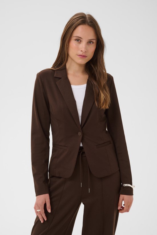 Kaffe blazer in donkerbruin met reverskraag, één knoopsluiting en opgestikte zakken, gedragen over een wit shirt.