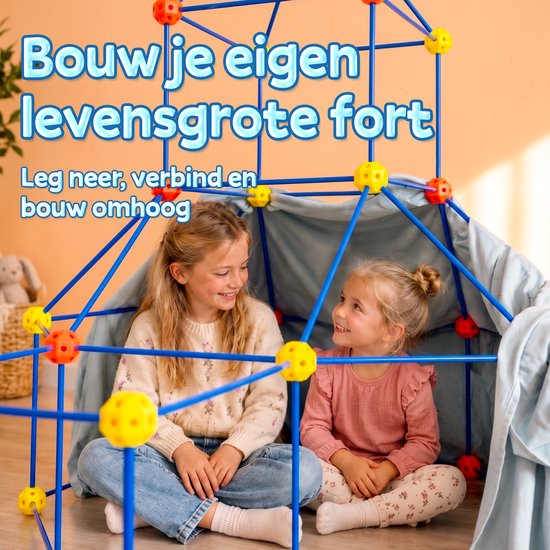 Twee lachende meisjes zitten binnenin een fort, gemaakt van blauwe stangen en gele/oranje knooppunten, met een lichtblauw laken eroverheen. Tekst: Bouw je eigen levensgrote fort. Leg neer, verbind en bouw omhoog.