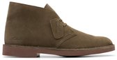 Bruine suède Desert Boot met veters en een donkerbruine zool.