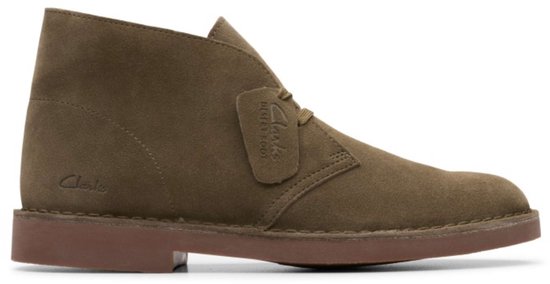 Bruine suède Desert Boot met veters en een donkerbruine zool.