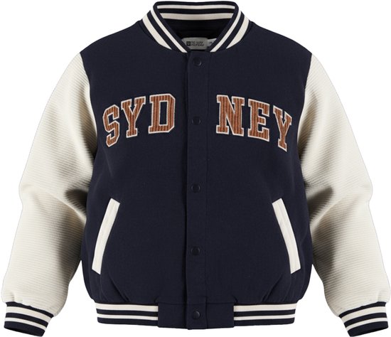 Donkerblauw baseballvest met crème kleurige mouwen, gestreepte boorden en bruine 'SYDNEY' applicatie op de borst.